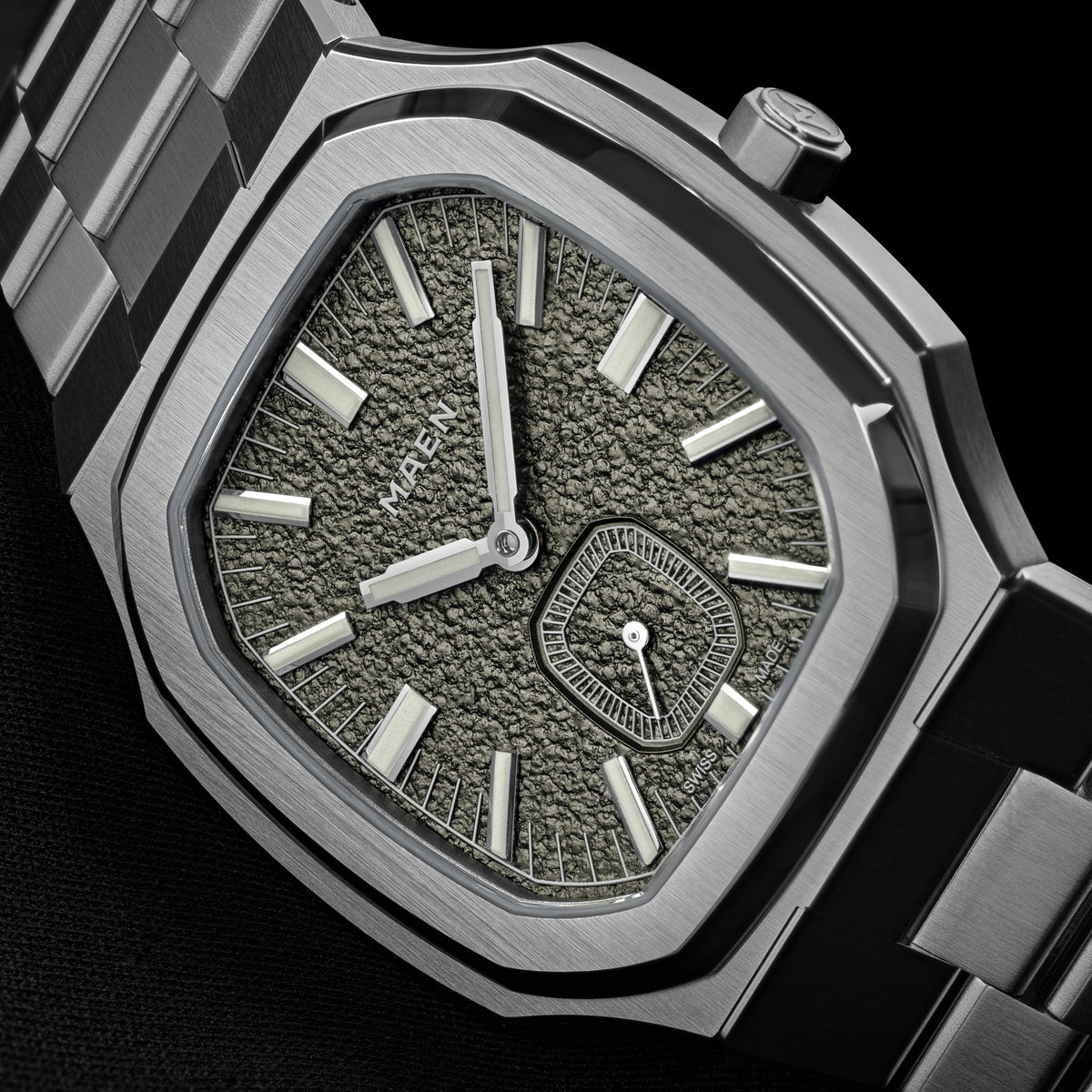 Manhattan 37 Ultra-Thin Ghost Grey, close-up of the case and hammered dial